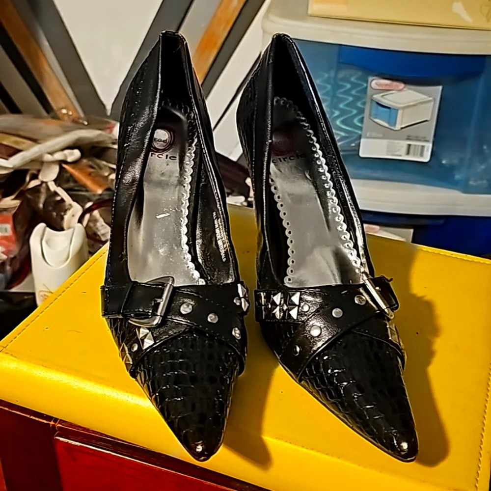 New Red Circle Heels, Sz 8.5, Black, Buckle Design w/Silver Round & Square Studs - Picture 3 of 12